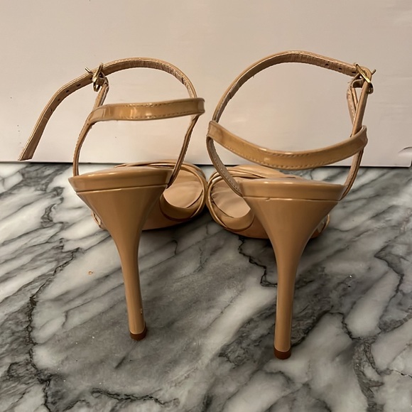 Stuart Weitzman Starla 105 Adobe Patent Leather Heels. - Picture 2 of 5